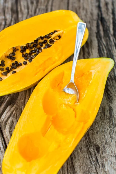 Papaya fából készült táblán — Stock Fotó