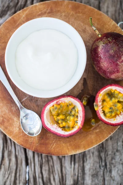 A passion fruit, fehér tálban joghurt — Stock Fotó