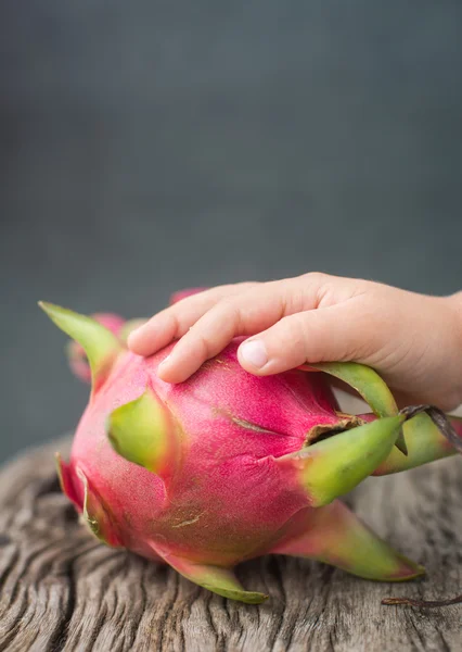 Fruta de dragão em uma tábua de madeira — Fotografia de Stock