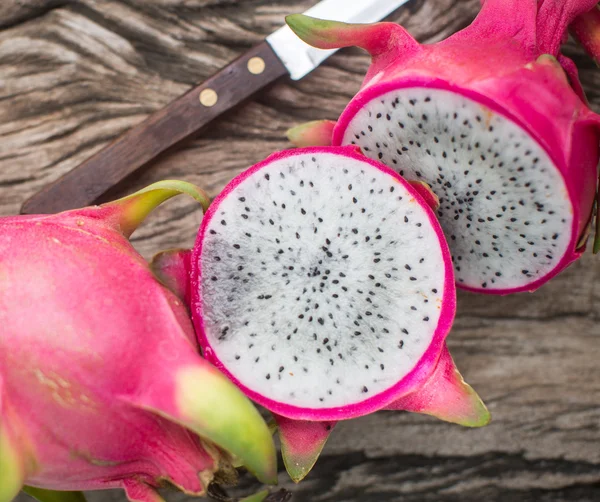 Dragon frukt på en planka — Stockfoto