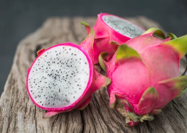 Drachenfrucht auf einem Holzbrett — Stockfoto