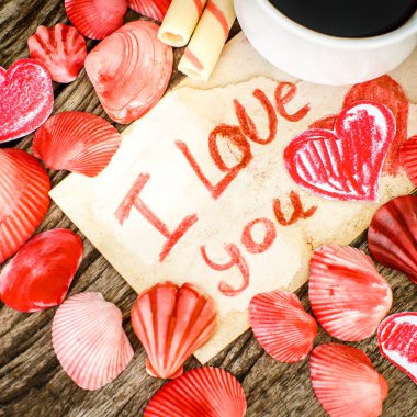 Deniz kabuklarını, kalp, kahve ile Sevgililer günü arka plan