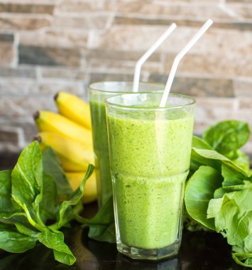 Taze yeşil smoothie muz ve ıspanak ile 