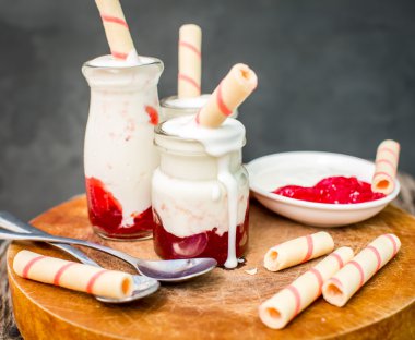 yoğurt krem ve taze tatlı çilek sosu