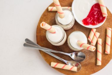 yoğurt krem ve taze tatlı çilek sosu