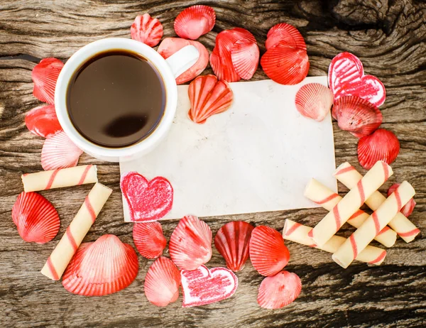 Valentin-nap háttér tengeri kagylókból, a szív és a kávé — Stock Fotó