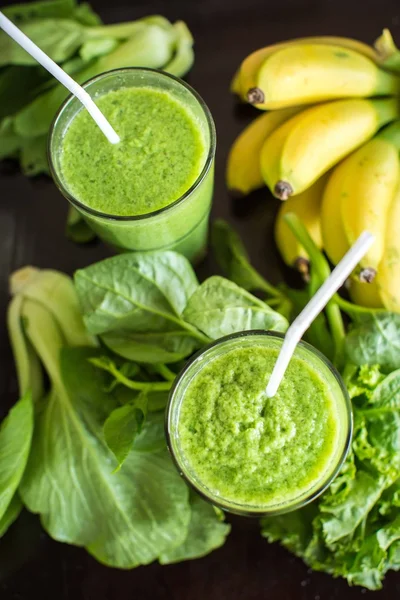 Färsk grön smoothie med banan och spenat — Stockfoto