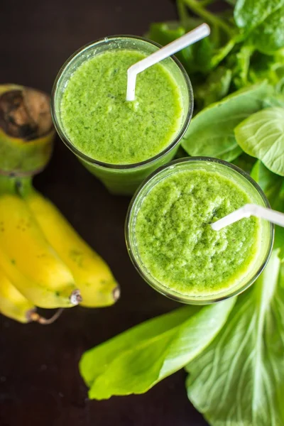 Свежий зеленый смузи с бананом и шпинатом — стоковое фото