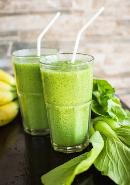 Verse groene smoothie met banaan en spinazie — Stockfoto