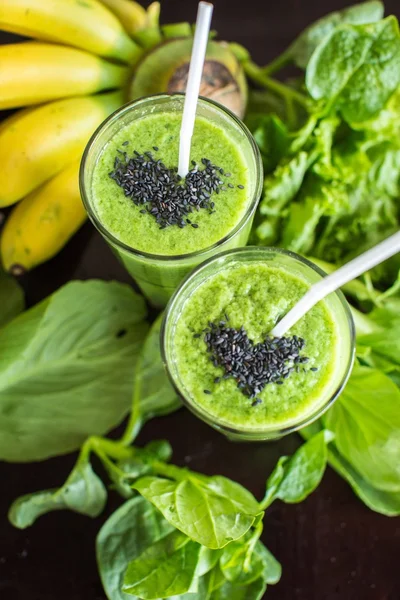 Batido verde fresco con plátano y espinacas con corazón de sésamo — Foto de Stock