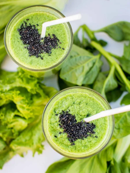 Smoothie verde fresco com banana e espinafre com coração de gergelim — Fotografia de Stock