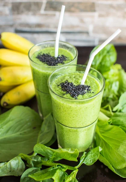 Färsk grön smoothie med banan och spenat med hjärta av sesam — Stockfoto