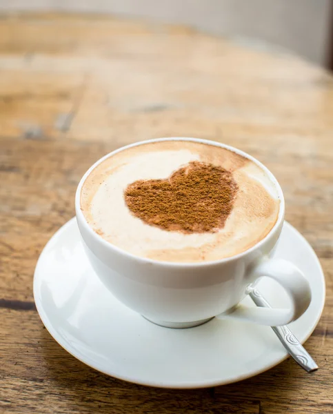 Liefdevolle koffie. Kopje verse cappuccino met hart teken — Stockfoto