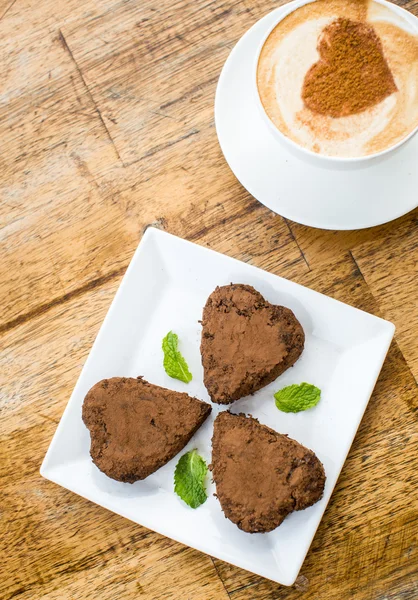 Bolo de chocolate na forma de coração e café — Fotografia de Stock