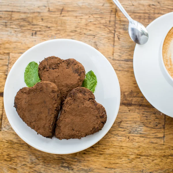 Čokoládový dort ve tvaru srdce a káva — Stock fotografie