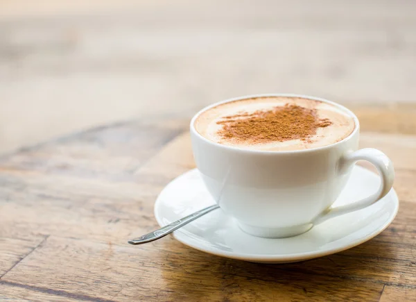 Älskar kaffe. Kopp färsk cappuccino med hjärtat tecken — Stockfoto