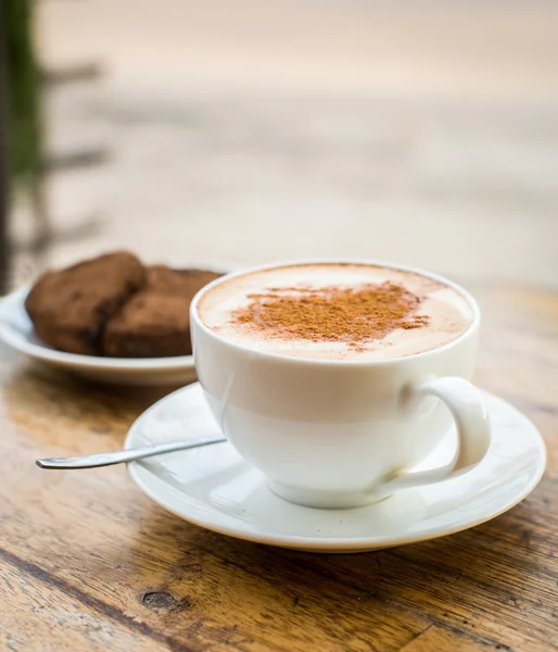 Torta al cioccolato a forma di cuore e caffè — Foto Stock