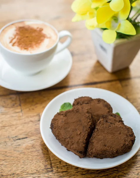 Bolo de chocolate na forma de coração e café — Fotografia de Stock