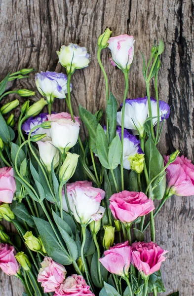 Lisianthus bouquet on a wooden table — Stock Photo, Image