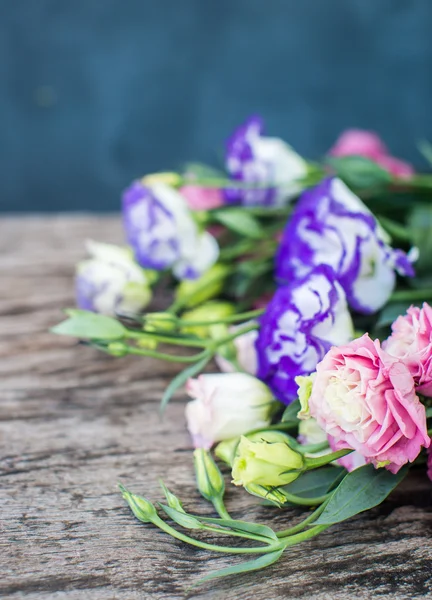 Lisianthus bouquet on a wooden table — Stock Photo, Image