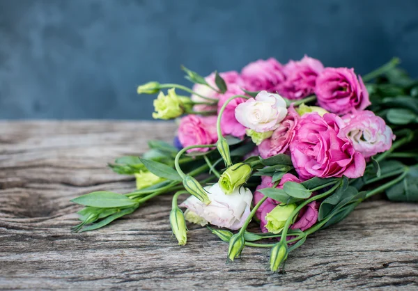 Lisianthus bouquet on a wooden table — Stock Photo, Image