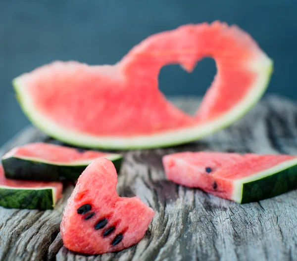 Fatias de melancia decoradas com forma de coração — Fotografia de Stock