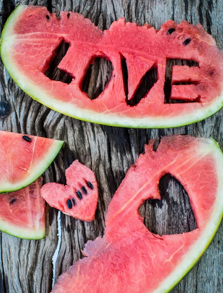 Coupe de pastèque juteuse fraîche close-up avec des lettres d'amour mot — Photo