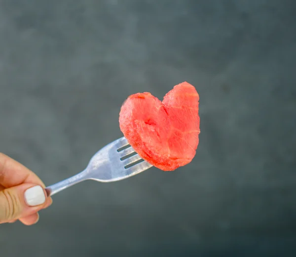 Dekorerade vattenmelon skivor med hjärta form — Stockfoto