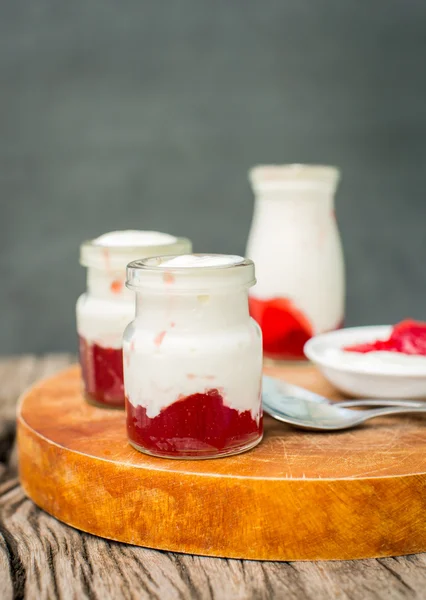 Egészséges rakott desszert joghurt krémet és friss eper s — Stock Fotó