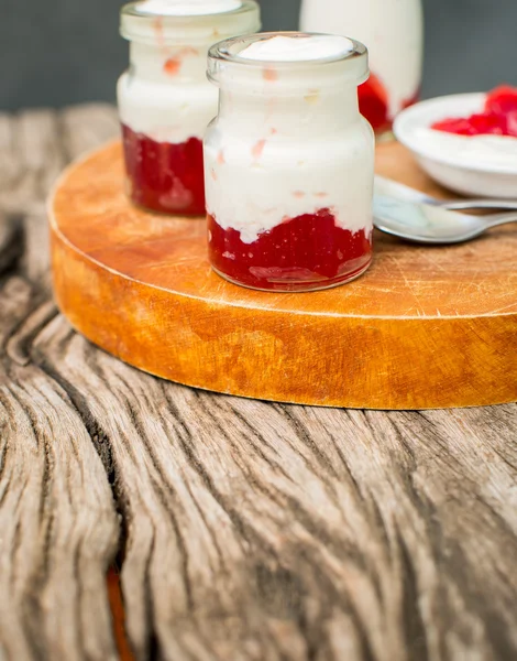 Healthy layered dessert with yogurt cream and fresh strawberry s — Stock Photo, Image