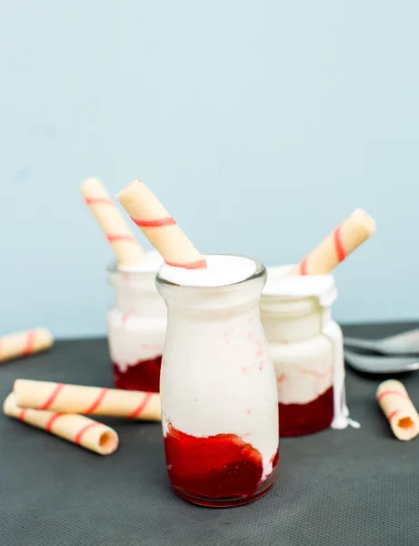 甜点酸奶奶油和新鲜草莓酱 — 图库照片