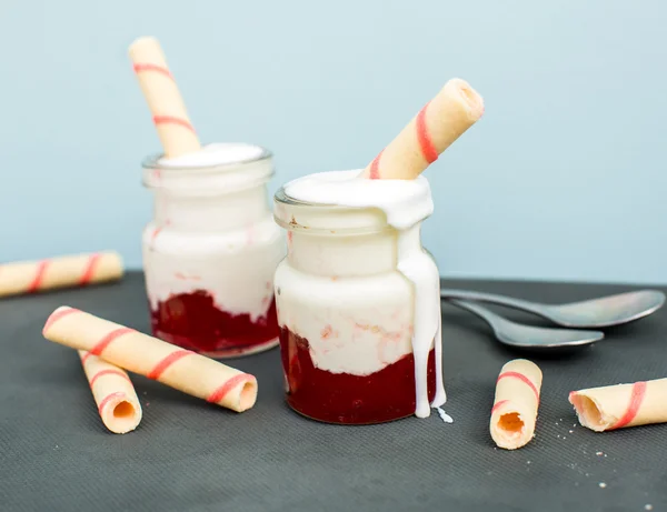 Dessert med yoghurtkrem og frisk jordbærsaus – stockfoto