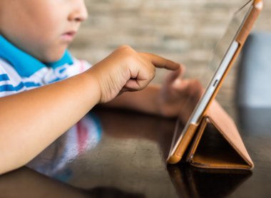 Dijital tablet ile oynayan çocuk