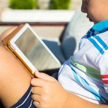 Dijital tablet ile oynayan çocuk