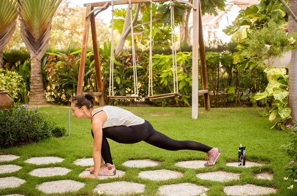 Mujer estirándose antes de su entrenamiento — Foto de Stock