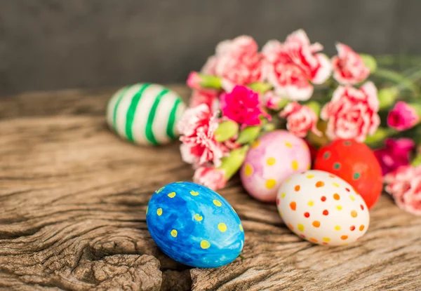 Uova di Pasqua colorate e ramo con fiori — Foto Stock