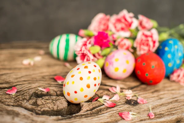 Uova di Pasqua colorate e ramo con fiori — Foto Stock