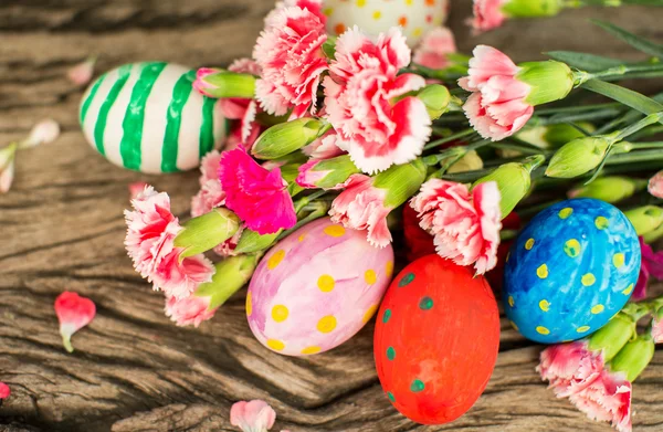 Πολύχρωμα πασχαλινά αυγά και κλαδί με λουλούδια — Φωτογραφία Αρχείου