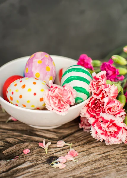 Uova di Pasqua colorate e ramo con fiori — Foto Stock