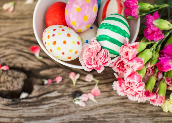 Uova di Pasqua colorate e ramo con fiori — Foto Stock