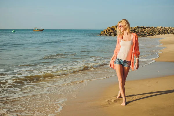 Belle femme blonde en short et t-shirt à la mer . — Photo