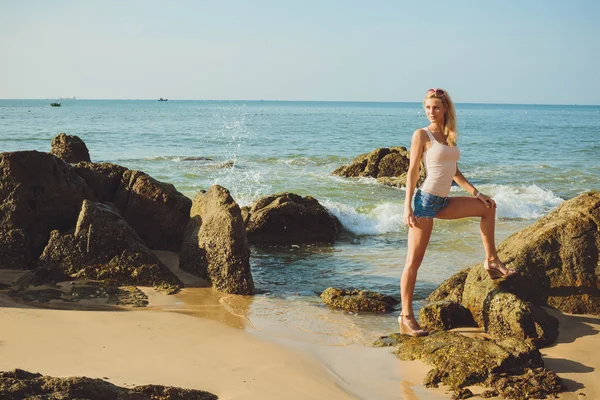 Bella donna bionda in pantaloncini e t-shirt al mare . — Foto Stock