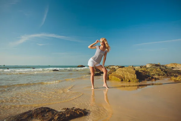 Bella donna bionda in pantaloncini e t-shirt al mare . — Foto Stock