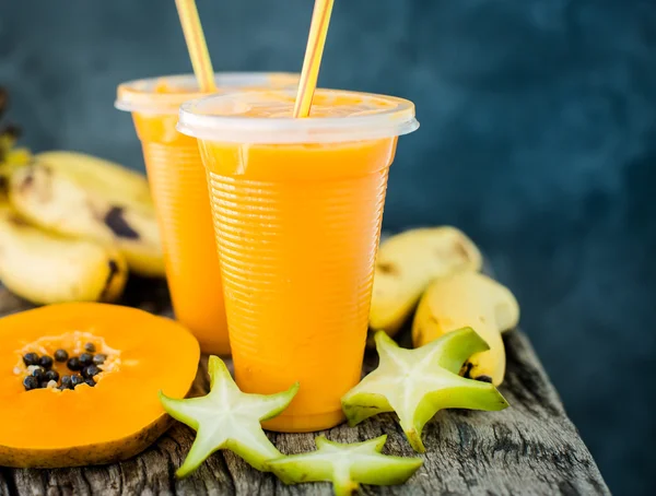 Papaya ve muz ile tropik smoothie — Stok fotoğraf