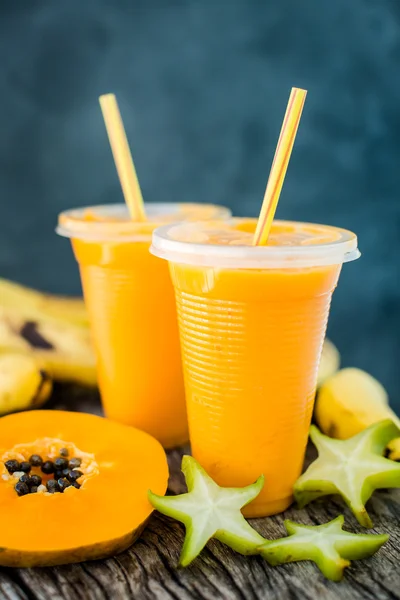 Papaya ve muz ile tropik smoothie — Stok fotoğraf