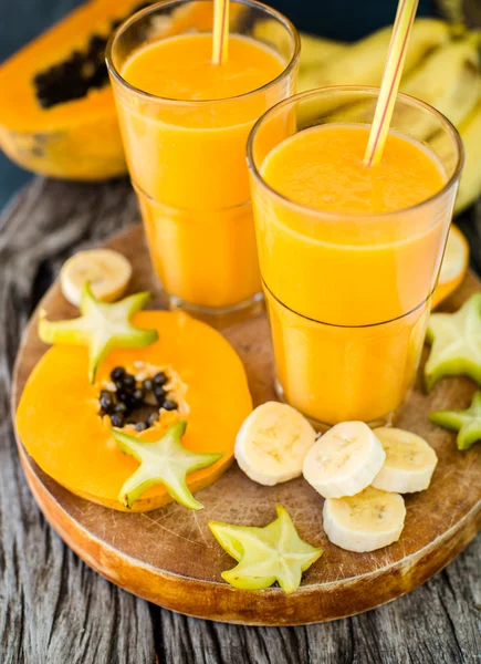 Papaya ve muz ile tropik smoothie — Stok fotoğraf