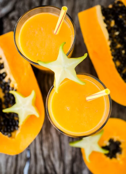 Batido tropical con papaya y plátano — Foto de Stock