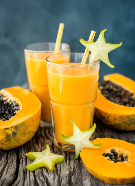 Tropický koktejl s papaya a banány — Stock fotografie
