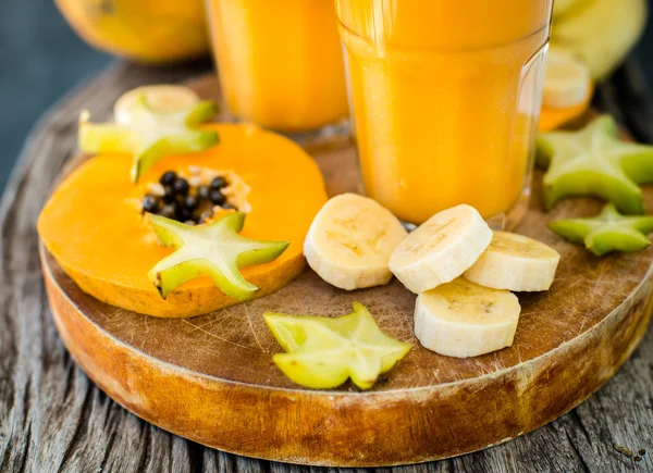 Tropischer Smoothie mit Papaya und Banane — Stockfoto