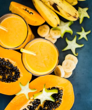 Papaya ve muz ile tropik smoothie